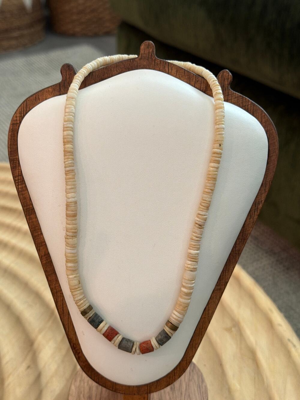 Vintage Native American or Southwestern style necklace shell beads sponge coral
